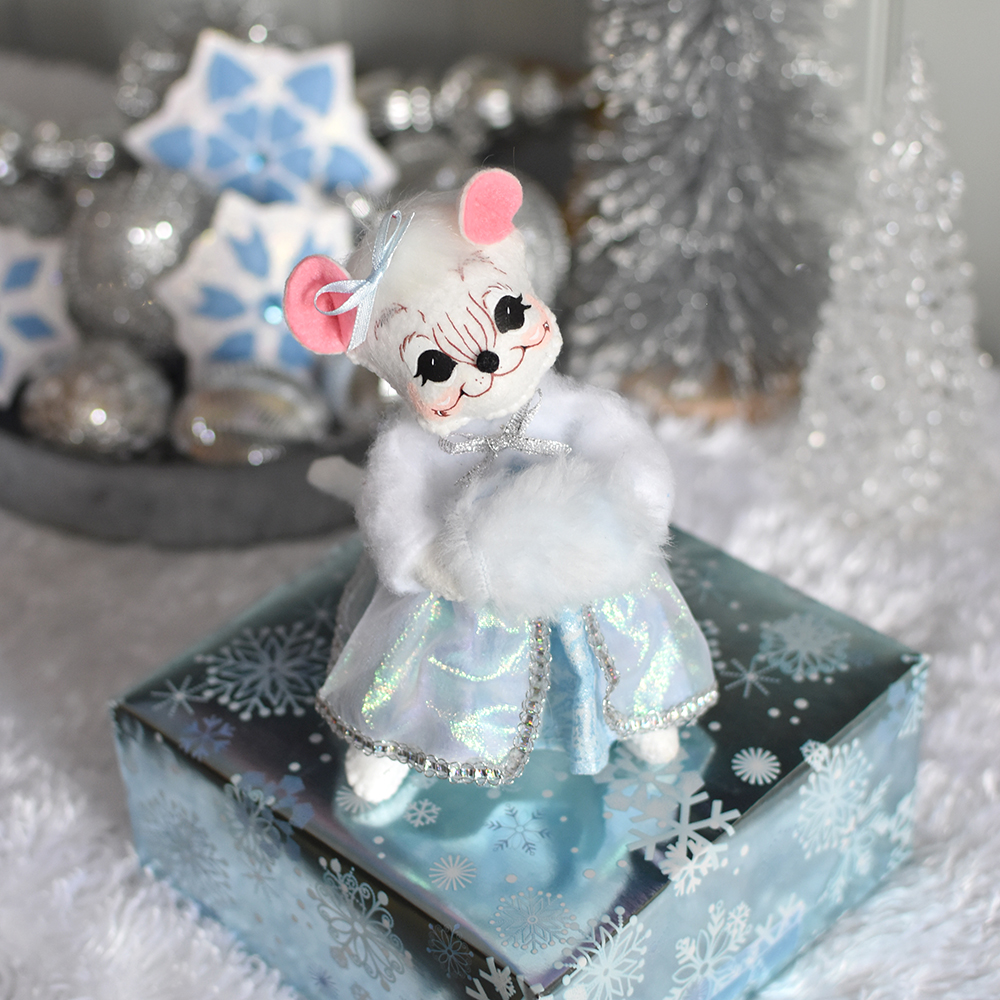 613324 6in Frosty Girl Mouse-WEB